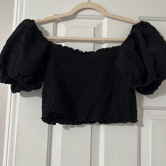 Black crop top. - Picture 3 of 4
